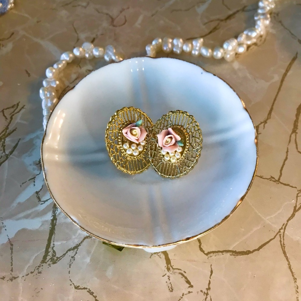 Vintage Victorian Flower Earrings 🌷🤍